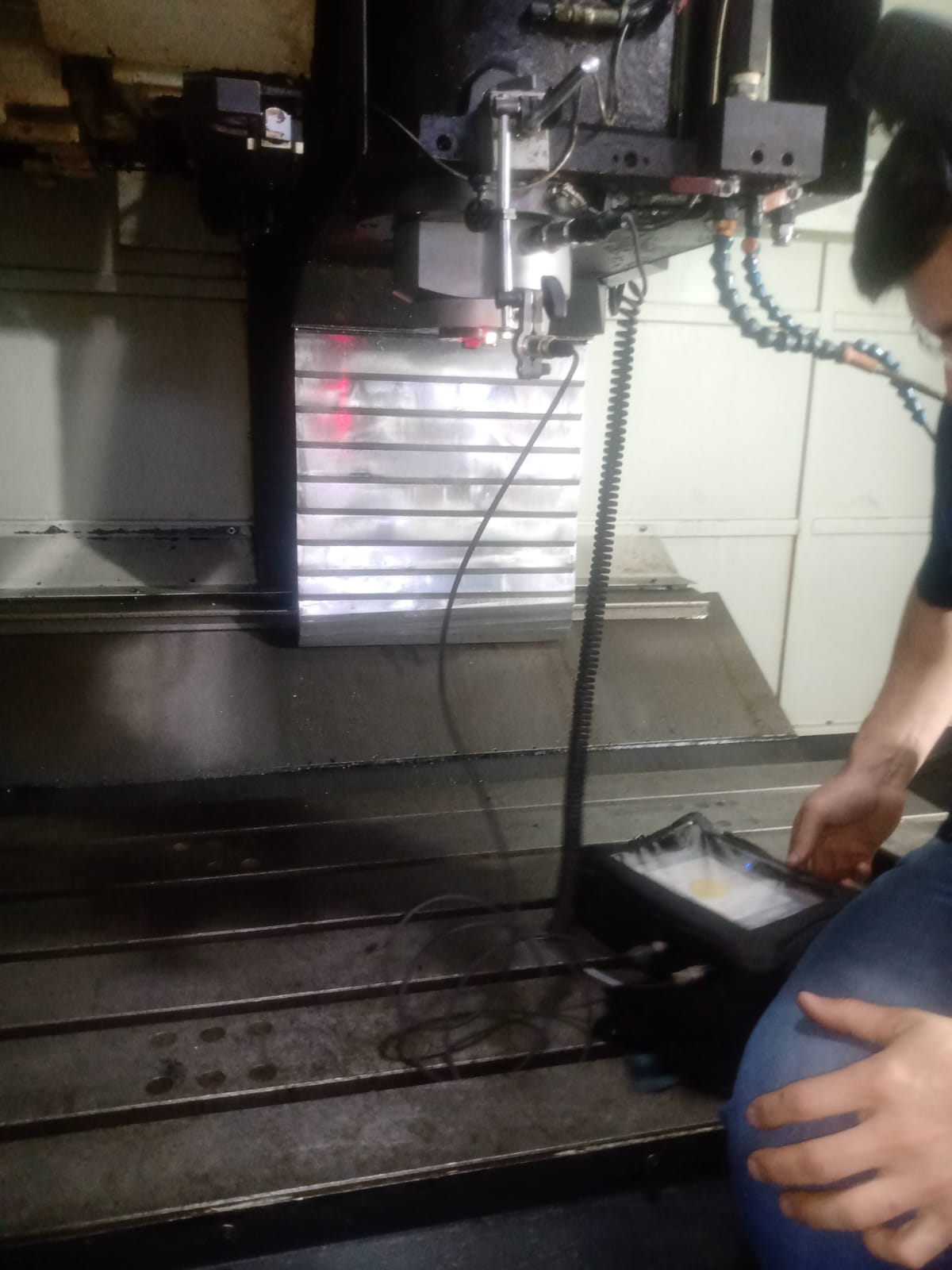 Profissional junto ao conjunto da máquina industrial